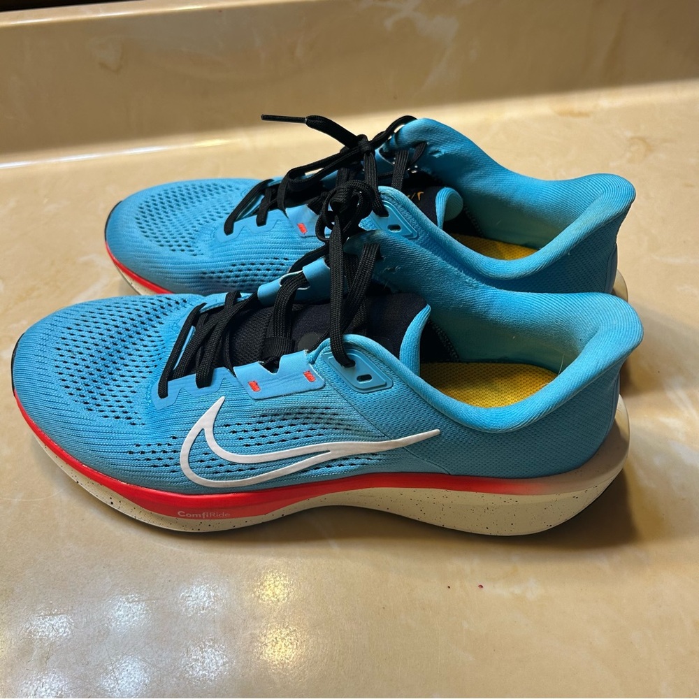 Men’s Nike Quest 6 running shoes, Size 10.5 Aqua Blue